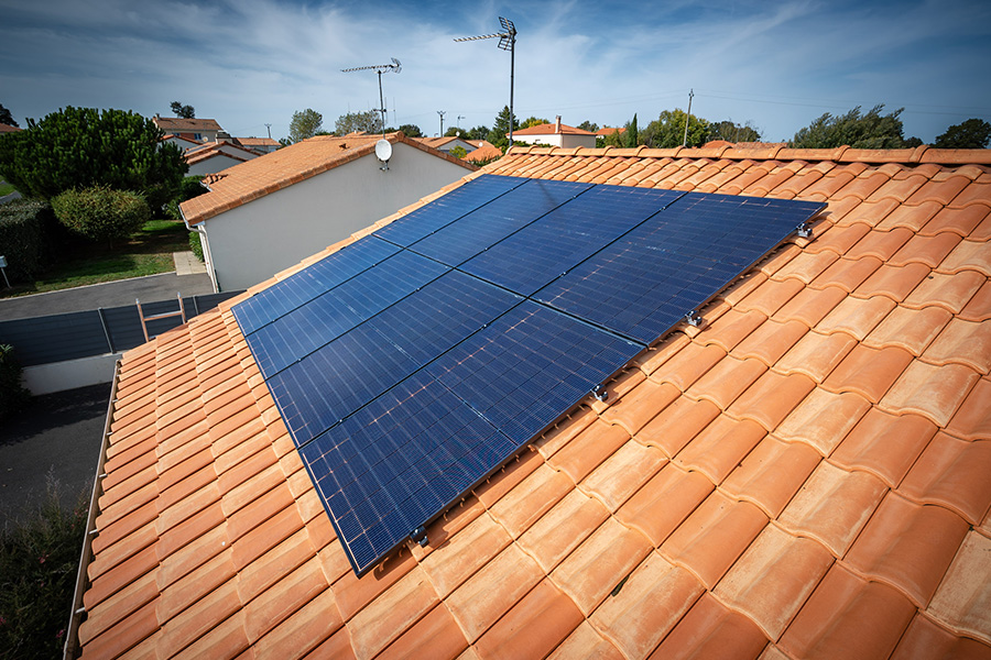 Panneaux solaire sur un toit de maison - Sanithermelec