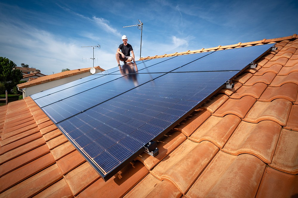 Panneaux photovoltaïques sur un toit - Sanithermelec