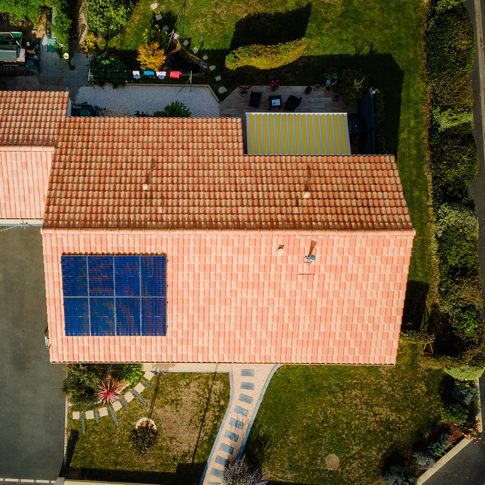 Maison avec panneaux photovoltaïques sur le toit - Sanithermelec