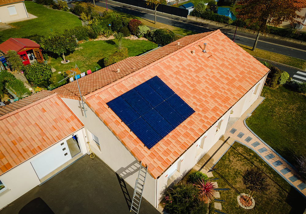 Panneaux photovoltaïques montés sur un toit de maison - Sanithermelec